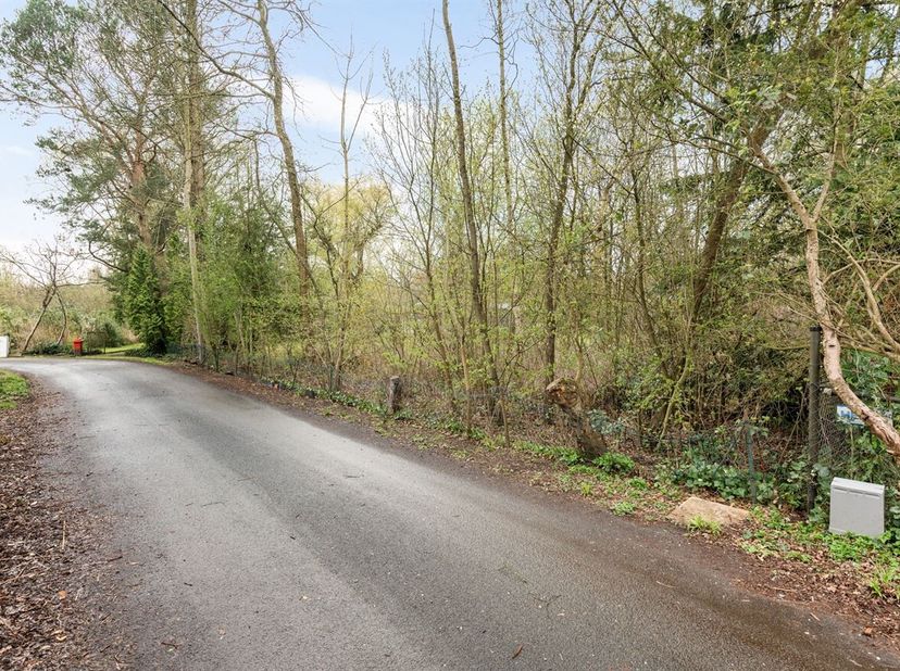 Grond geschikt voor een open bebouwing in weekend zone met een oppervlakte van meer dan 800 m² gelegen te Schilde<br />
(geen domicilie mogelijk) <br
