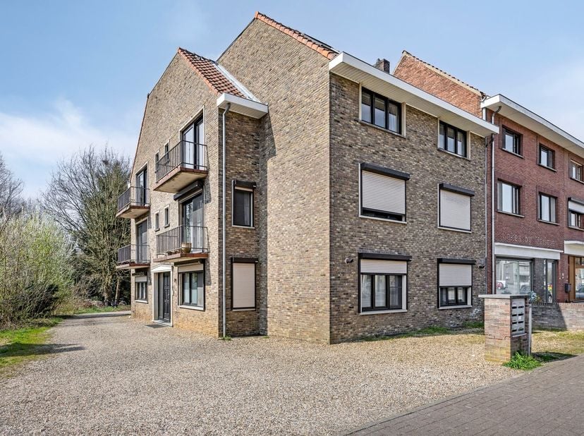 Prijs is voor het appartement + inpandige studio op de zolder (niet apart vergund, wel een busnummer)<br />
<br />
In een kleinschalige en rustige app