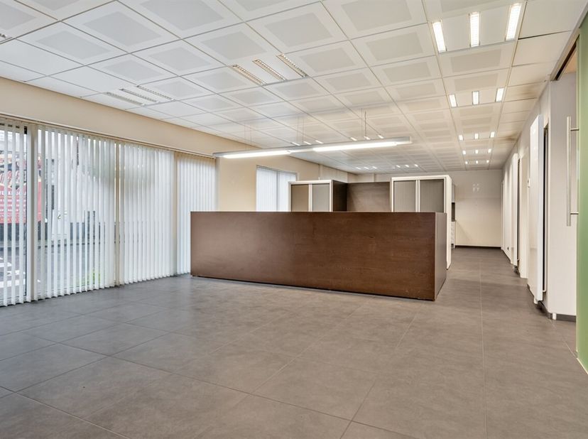 In het hart van Aalst, nabij de levendige Varkensmarkt, bevindt zich deze ruime commerciële handelsruimte met tal van mogelijkheden. De polyvalente in