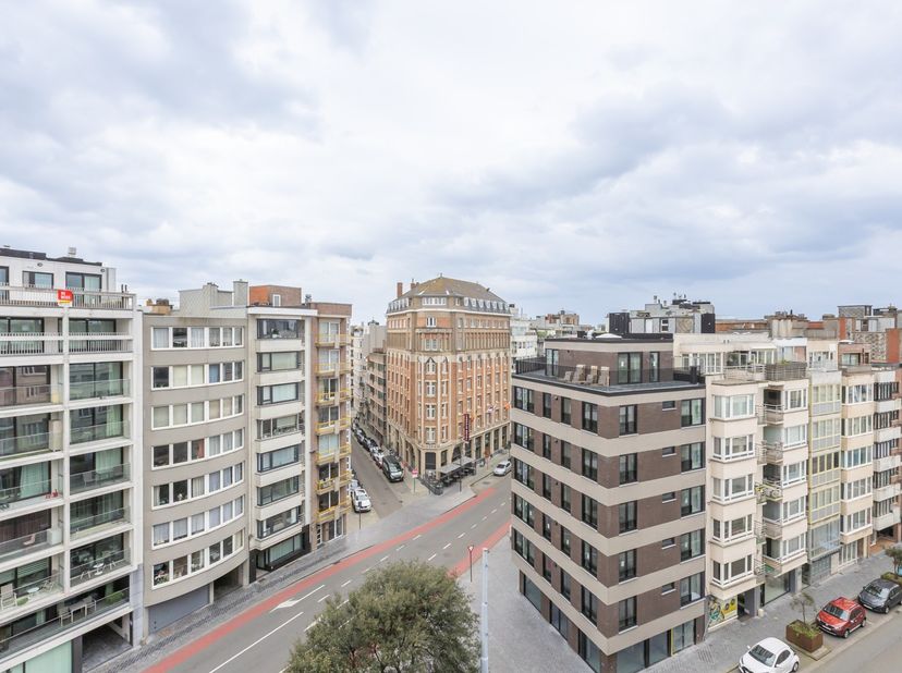 RUIM DRIE SLAAPKAMER APPARTEMENT VLAKBIJ KURSAAL EN DE ZEE<br />
Gelegen in de Koningstraat, vlakbij het Kursaal bieden wij u een ruim drie slaapkamer