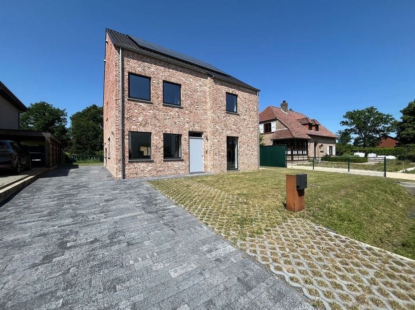 Ruime instapklare nieuwbouwwoning met 4  slaapkamers, bureau, ruime zolder en prachtige tuin<br />
Ligging: Rustig maar strategisch gelegen in Geel, v