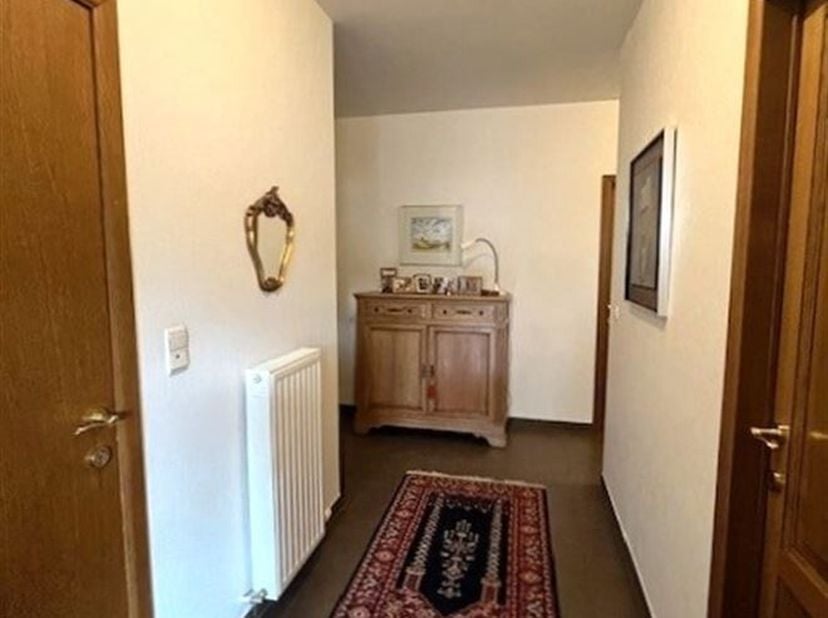 Bel appartement au 2ème étage avec 2 chambres<br />
Cet appartement est très bien situé pour ceux qui aiment avoir tout à portée de main.<br />
Il est