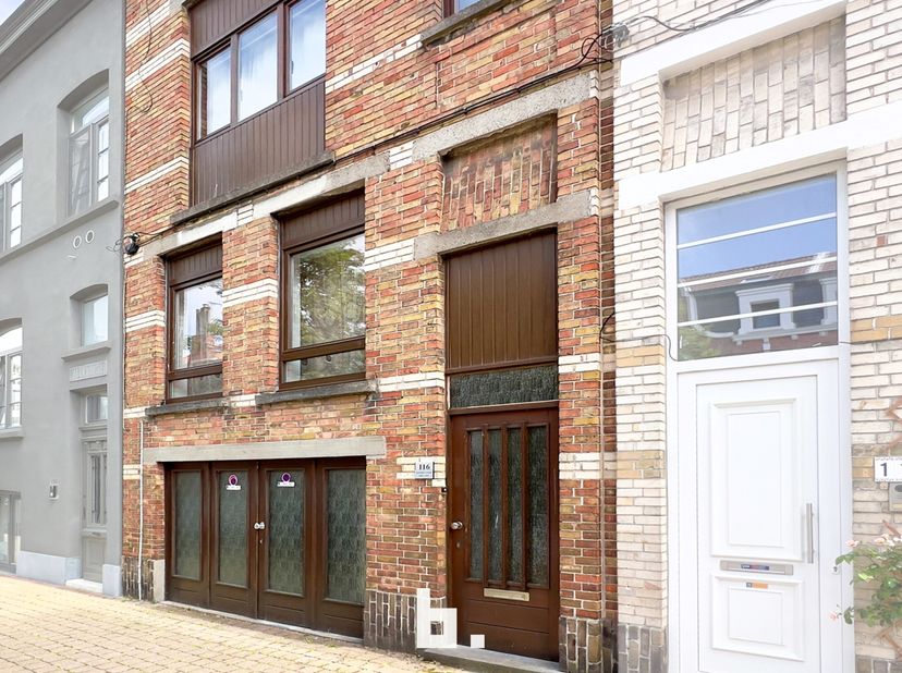Gelegen in het hart van Oostende, biedt deze ruime woning 207m² aan bewoonbare oppervlakte.<br />
Met 4 slaapkamers en 2 badkamers, de woning beschikt