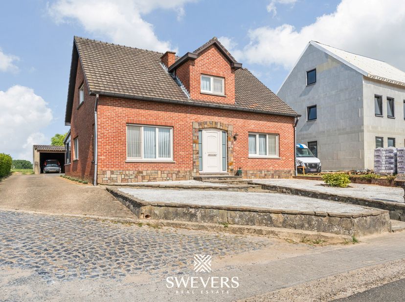 Voor meer info en foto’s, surf naar www.swevers.be – In een rustige omgeving in Borgloon vindt u deze degelijk gebouwde open bebouwing op een ruim per