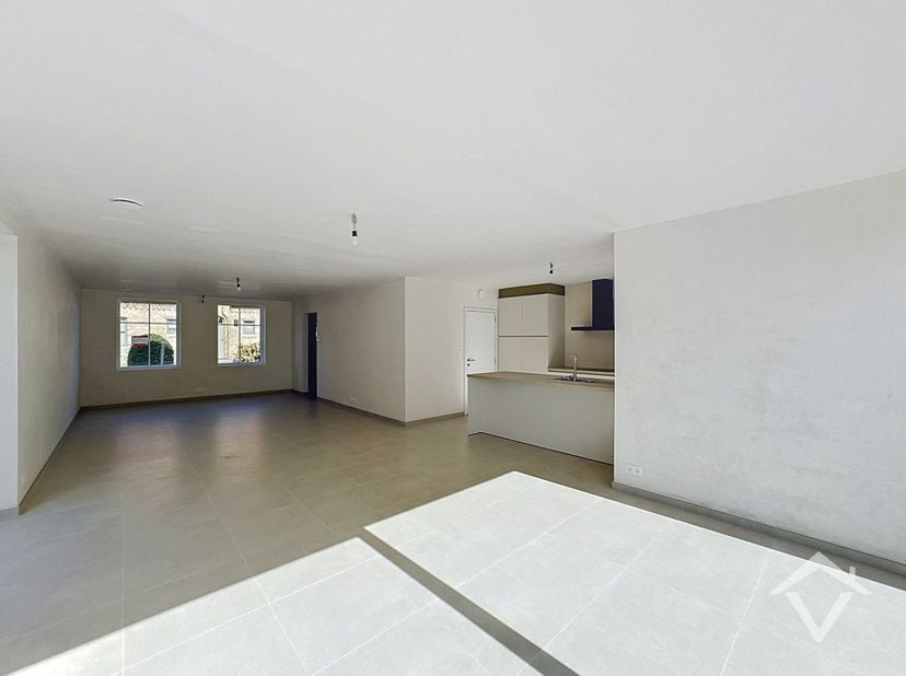 Deze alleenstaande nieuwbouwwoning is gelegen te Bovekerke en bestaat uit: inkomhal - toilet - grote living - keuken - berging - wasplaats - terras -
