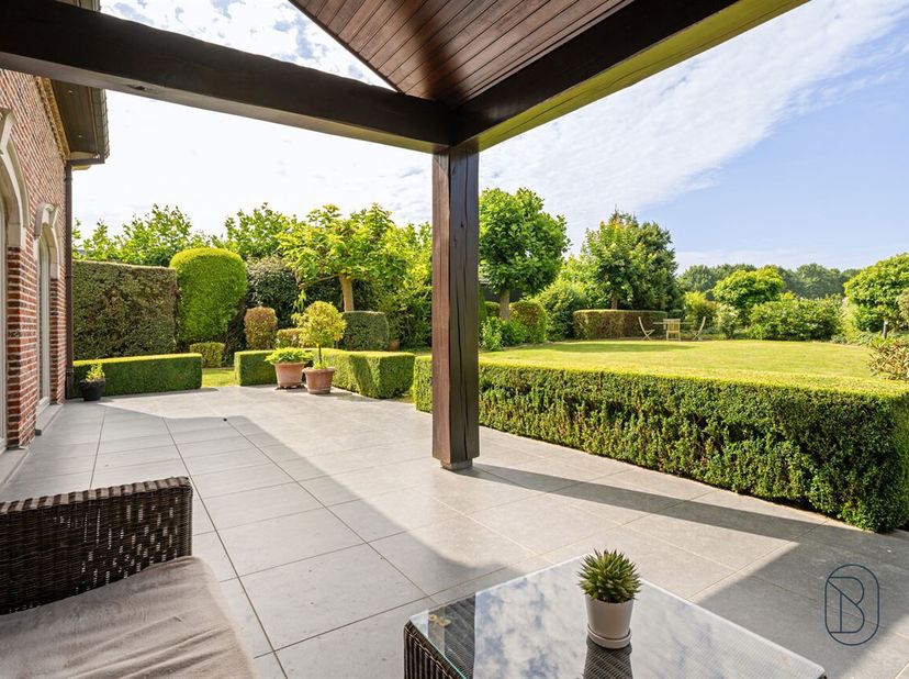 Ontdek deze prachtige grote villa op ons bezoekmoment, <br />
vanafprijs €998.500. <br />
Te koop: exclusieve villa van 550 m² op rustige ligging en g