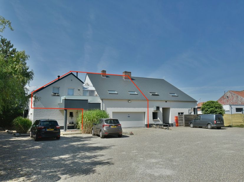 Modern, instapklaar appartement van 194 m², gelegen op de 1ste verdieping in deze kleinschalige residentie van slechts 2 appartementen en een brasseri