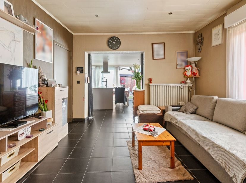 Op te frissen HOB (2 à 3 slpks) met commerciële ruimte <br />
<br />
Deze woning, gebouwd in 1961, onderging doorheen de jaren reeds verschillende b