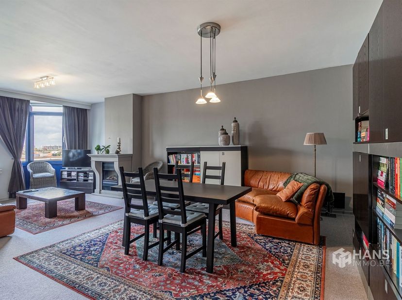 Ruim appartement (112 m²) met 2 slaapkamers, 2 terrassen en garagebox in Merksem.<br />
<br />
In de Lambrechtshoekenlaan woon je centraal én comfor