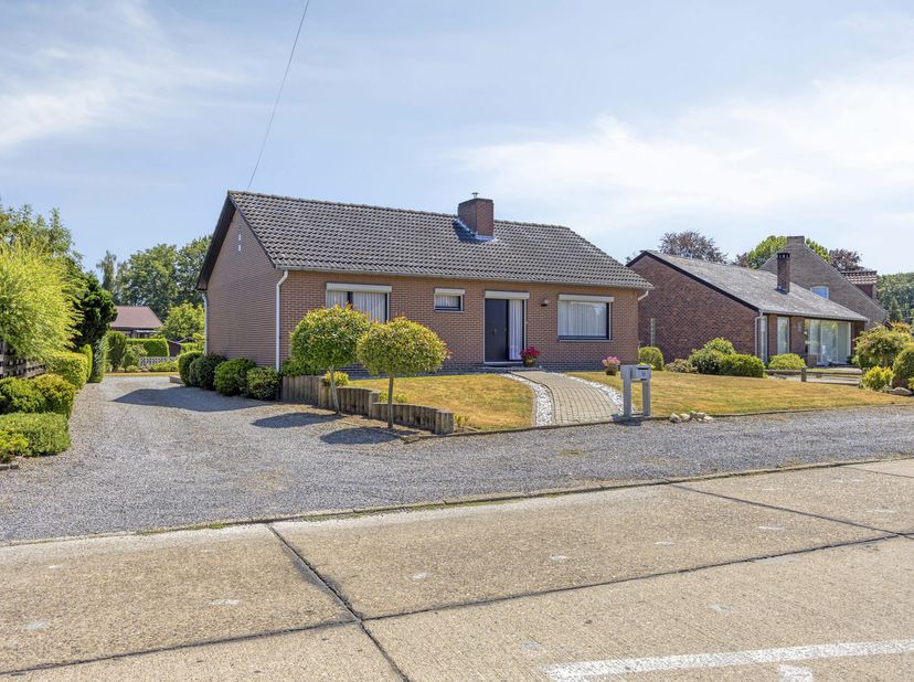 Deze charmante vrijstaande woning is gelegen op een perceel van maar liefst 10a 20ca, in een bijzonder rustige en groene omgeving, vlak bij het natuur
