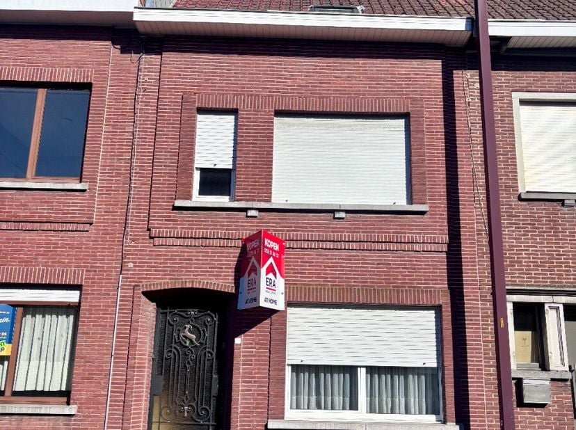 Dadizele (Moorslede): Woning met dubbele garage en uitweg te koopDeze woning ligt in het centrum van Dadizele en heeft heel wat potentieel. Momenteel
