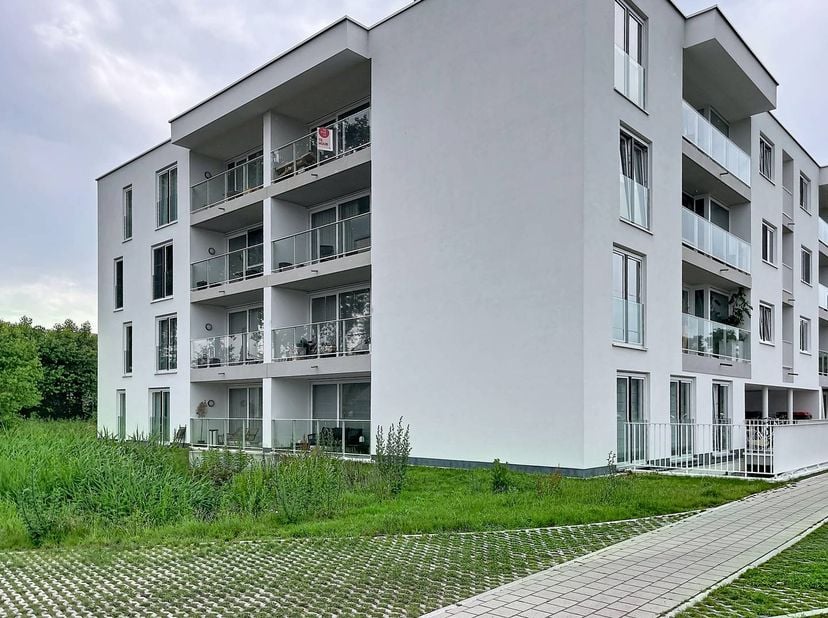 Dit lichtrijke appartement beschikt over een moderne open keuken en een heerlijk terras om te ontspannen. Grote troef: een eigen autostaanplaats is in