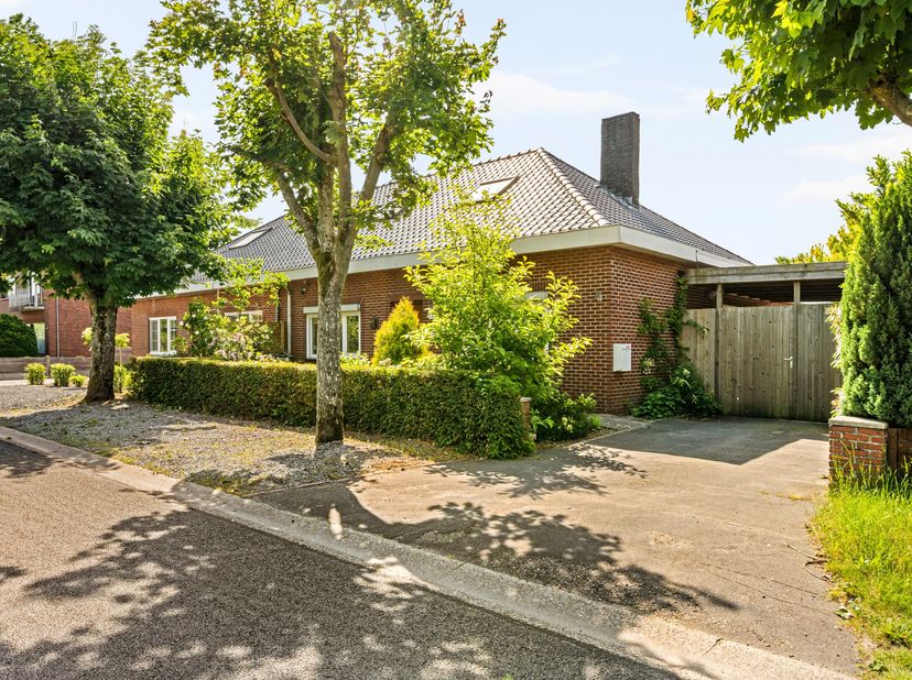 Ruime en verzorgde halfopen bebouwing met 3 slaapkamers, gelegen op een vlot bereikbare locatie. Deze woning biedt een aangename leefruimte met veel l