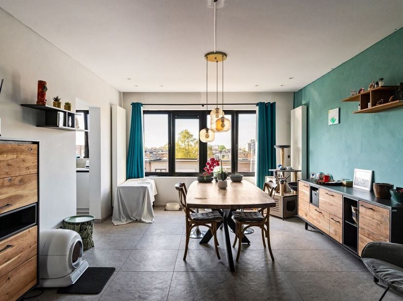Gerenoveerd appartement met 2 slaapkamers, terras en garagebox!<br />
Ligging: Dit prachtig appartement is centraal gelegen in een zeer gegeerde buurt
