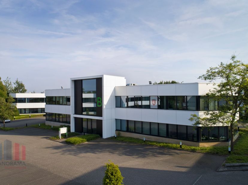 Espace de bureaux de haute qualité de 244 m² avec 241 m² d'espace de stockage à louer.<br />
Situé à seulement 700 m de l’entrée et de la sortie du Ri