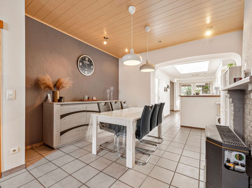 Gezellige instapklare woning in Lauwe te koop!<br />
We komen binnen via de inkomhal en wandelen meteen door naar de gezellige leefruimte, waar je een