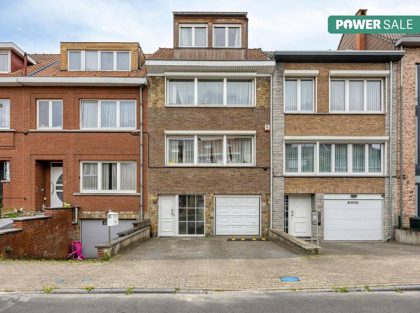 Cette maison familiale bien entretenue et bien entretenue est située dans une rue résidentielle calme de Strombeek-Bever et allie espace, confort et e