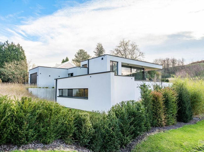 We Invest nodigt u uit om een uitzonderlijk huis te ontdekken in het hart van de natuur. Deze moderne villa uit 2023 ligt in een bevoorrechte omgeving