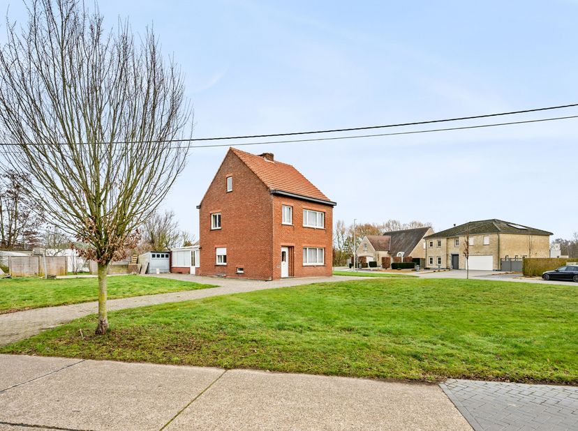Perceel met verkavelingsmogelijkheden (2 open bebouwingen).<br />
Te renoveren woning gelegen in een rustige straat, op wandelafstand van het dorpscen