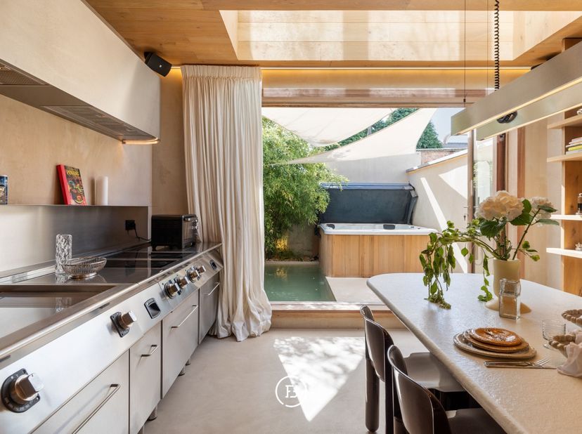 Stijlvolle woning in de Heilig-Hartwijk waar design, comfort en technologie perfect samenkomen. Met een bewoonbare oppervlakte van ca. 117 m² werd dez