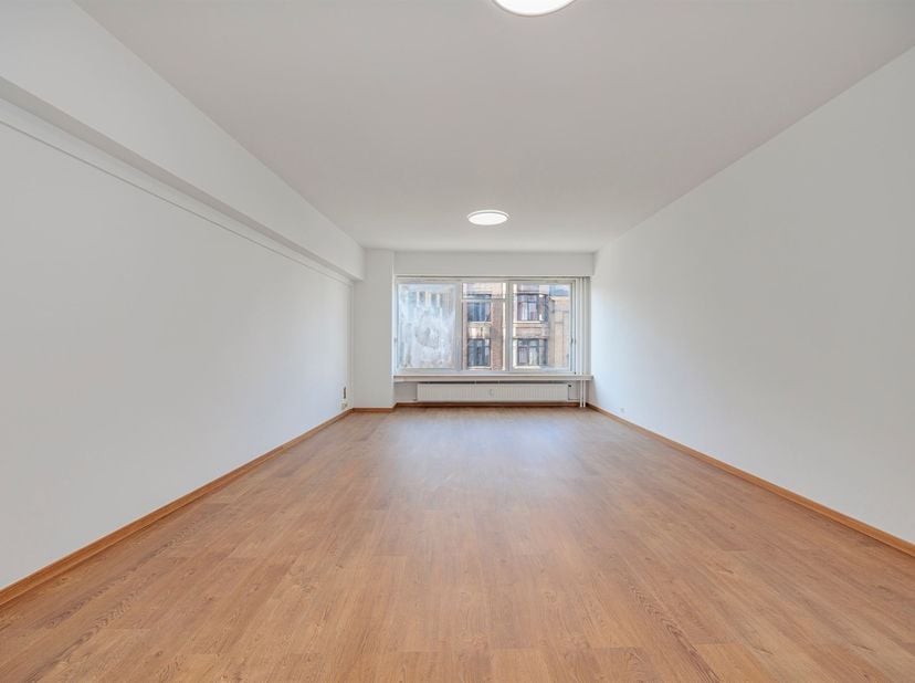 Dit instapklare 2-slaapkamer appartement is gelegen op een toplocatie in Antwerpen, vlakbij het Centraal Station en de Zoo van Antwerpen. In de direct