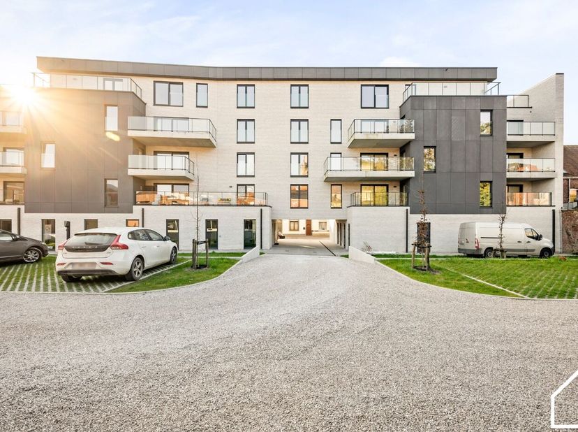Appartement van 91 m² op de 1ste verdieping, bestaande uit een inkomhal met vestiaire, toilet en douchekamer, ruime en lichte woonkamer met open keuke