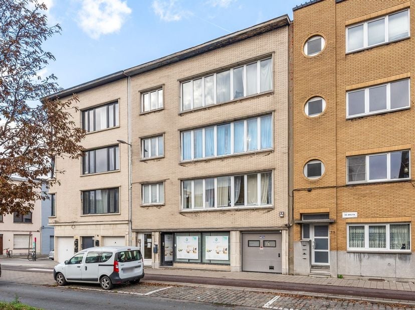 Opbrengsteigendom met drie ruime appartementen en handelsgelijkvloers <br />
<br />
<br />
Ligging:<br />
Dit veelzijdige opbrengsteigendom bevind
