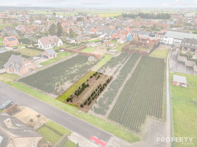 In de aangename en rustige omgeving van Vossebilk in Zwevezele bevindt zich deze mooie bouwgrond met een oppervlakte van 784 m². Het perceel is ideaal
