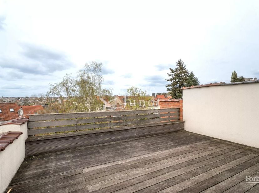 Dubbelzijdig penthouse<br />
Mooie ontvangstruimtes ± 45 m² exotisch hout met grote lamel, op maat gemaakt televisiemeubel<br />
Amerikaanse super ing