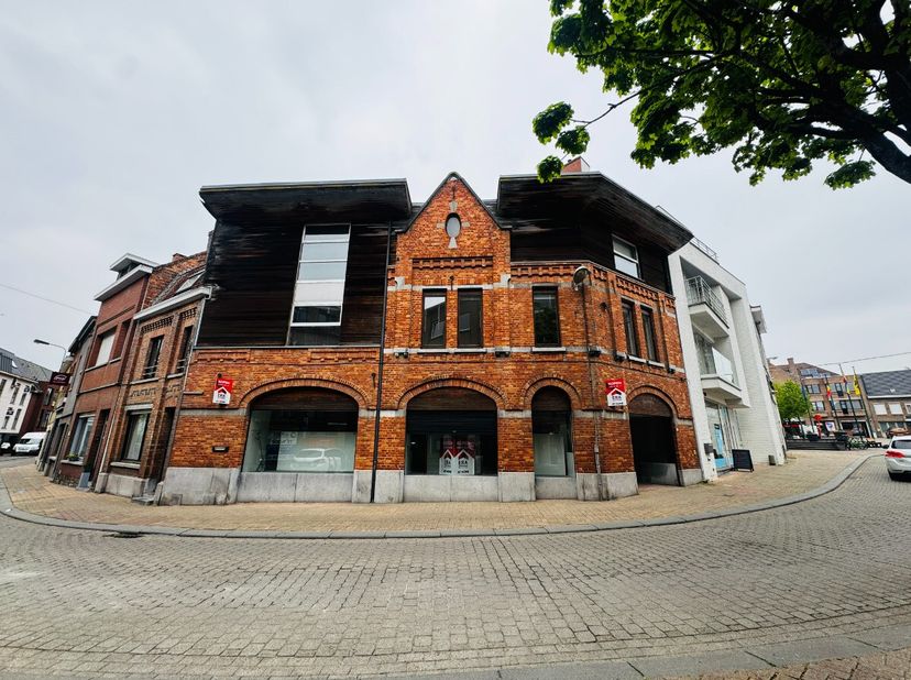 Te koop: karaktervol halfopen handelspand in het centrum van Wervik, op korte afstand van scholen, openbaar vervoer en alle voorzieningen.Dit handelsp