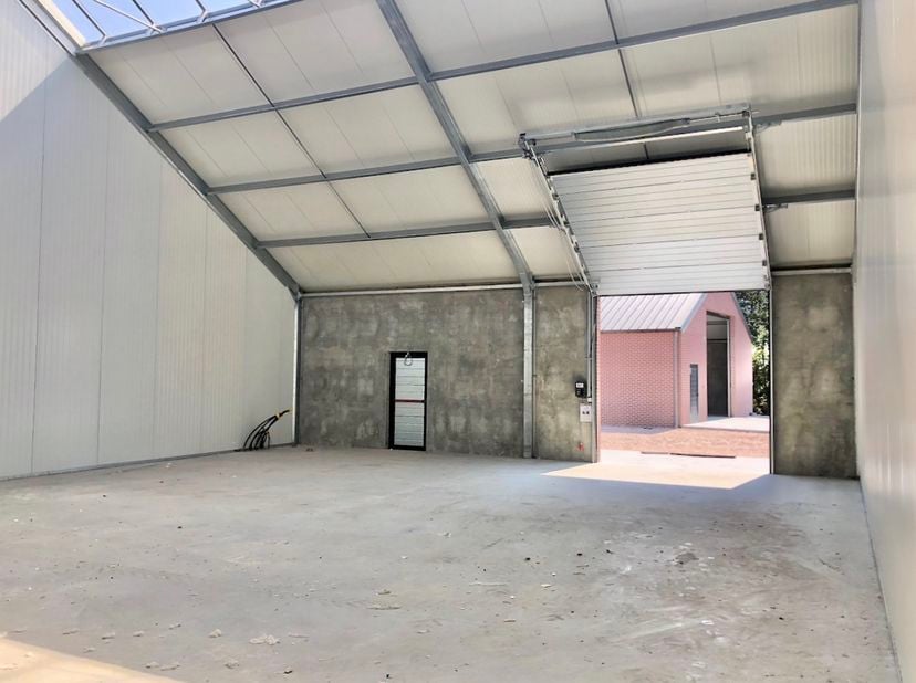 Het magazijn heeft een geautomatiseerde sectionale poort van 4 meter breedte en 4,2 meter hoogte, een wc, een uitgietbak, drijfkracht, een eigen elect