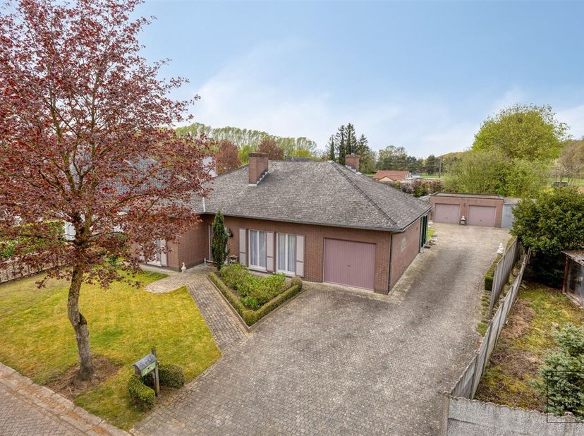 Bij het betreden van deze verzorgde woning wordt u verwelkomd in een ruime inkomhal. Aansluitend bevindt zich de lichtrijke leefruimte, waar grote raa