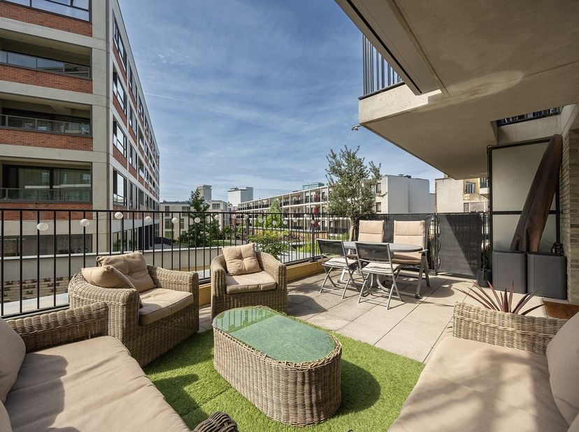 Op zoek naar een instapklaar appartement met licht, karakter en een topligging? Dit duplexappartement in Residentie ‘Nieuwe Kade’ (bouwjaar 2017) comb