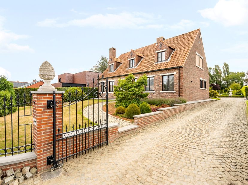 Rust, ruimte en wooncomfort komen perfect samen in deze uitstekend onderhouden villa aan de Heerlestraat 19 in Schulen (Herk-de-Stad). De woning genie