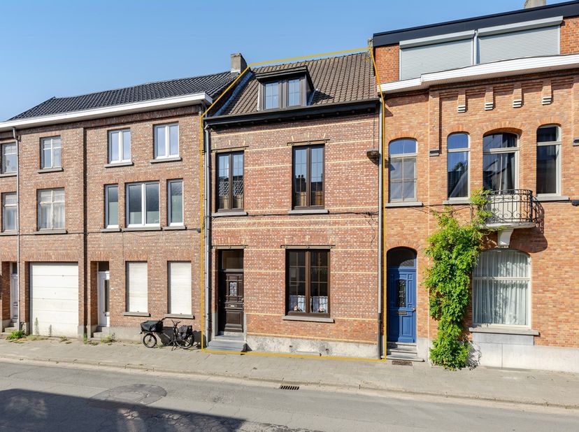 Bent u op zoek naar een ruime woning met tal van mogelijkheden op een uitzonderlijke locatie? Dan is deze charmante rijwoning beslist een bezoek waard