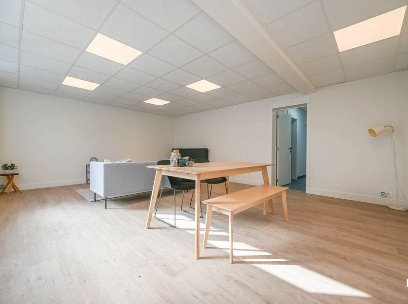 Deze gerenoveerde woning met een bewoonbare oppervlakte van ca. 145 m² (volgens EPC-attest) is gelegen op een perceel van ca. 84 m², op wandelafstand