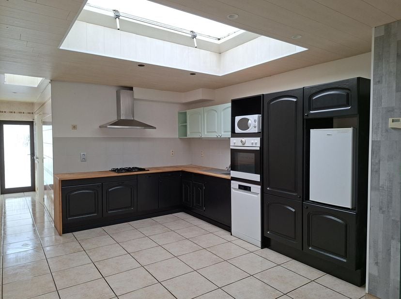 Cette maison familiale conviviale et prête à emménager se situe à seulement 300 mètres du centre, tout en étant au calme dans un quartier agréable.<br