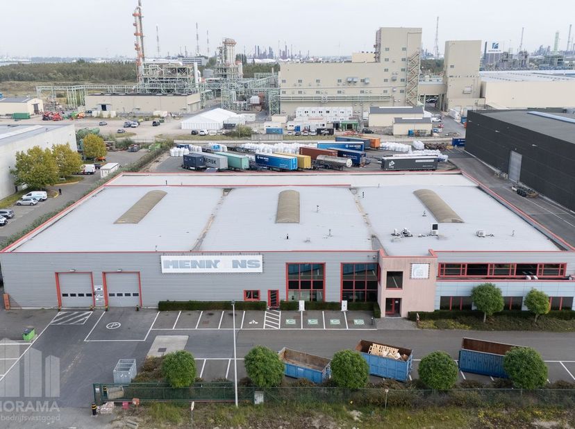 Zeer goed gelegen bedrijfsgebouw, langs de E34 richting Gent, bestaande uit 3.000 m² magazijnruimte in combinatie met instapklare kantoren van 510 m².
