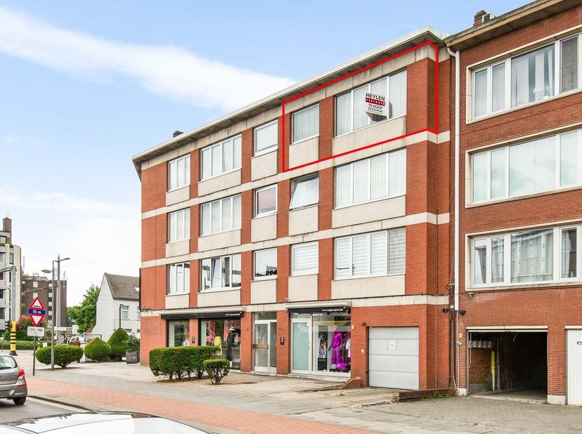 Cet appartement spacieux se trouve au dernier étage d'un immeuble bien entretenu, situé à l'angle de la Ruggeveldlaan et de l'August van de Wielelei à