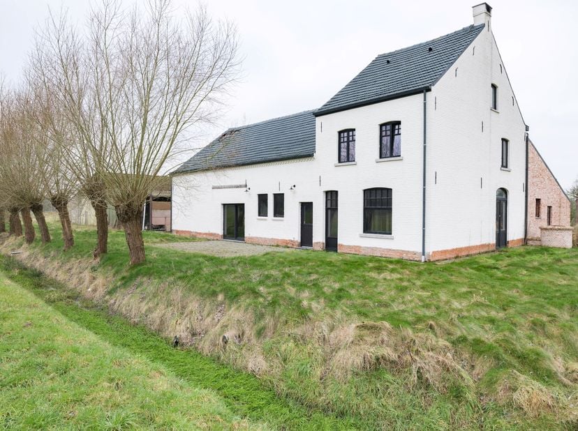 Deze eigendom ligt in een doodlopende straat omgeven door velden, rust en privacy.<br />
De hoeve is voorbestemd voor landbouw of para-agrarische acti