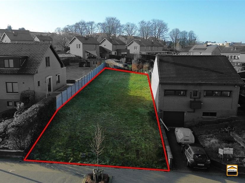 Gunstig gelegen bouwgrond voor halfopen bebouwing nabij centrum Borgloon<br />
<br />
Deze bouwgrond treffen we aan nabij het centrum van Borgloon.