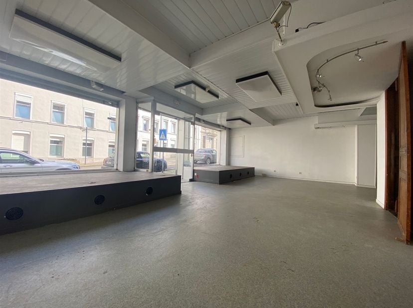 Aantrekkelijk huis met ruime accommodatie op 2 are 66 ca.<br />
<br />
De woning bestaat uit een ontvangstruimte van 76 m² die kan worden gebruikt v