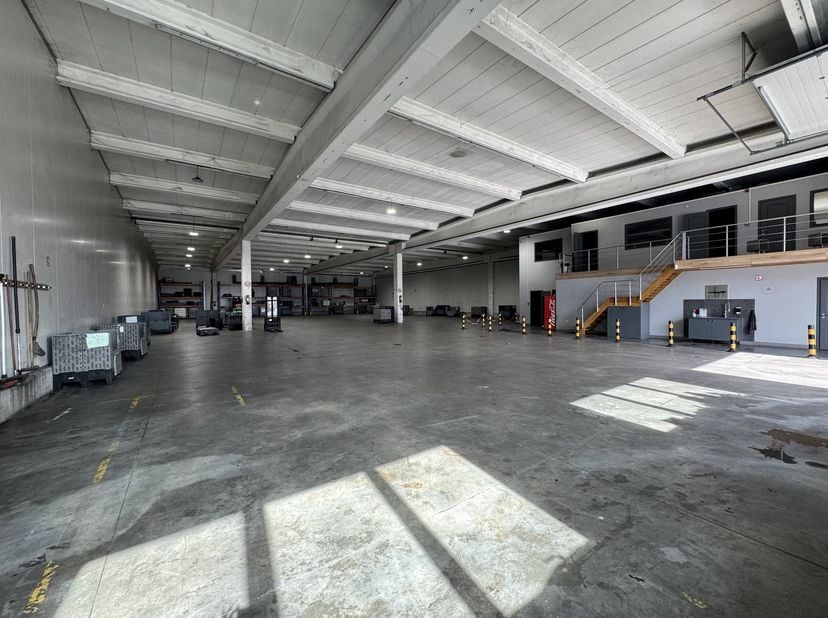 Magazijn / Opslagruimte (1.350 m²):<br />
<br />
*Vrije hoogte: 4,90 meter onder de balken, ideaal voor hoge rekkenstelsels of grote machines.<br />
*