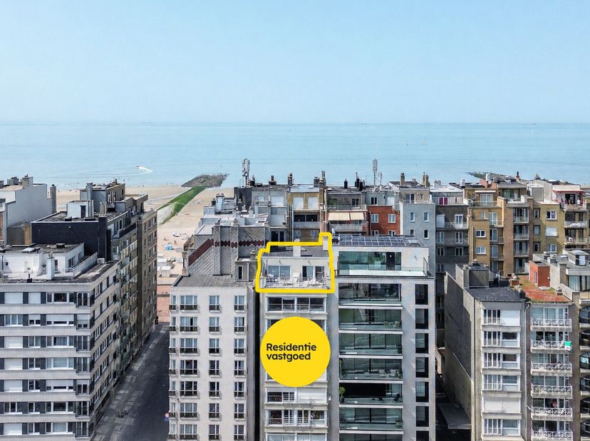 Dit uitzonderlijke dakappartement beslaat de volledige zevende verdieping van residentie Fabiola en bevindt zich op een gegeerde locatie vlak achter d