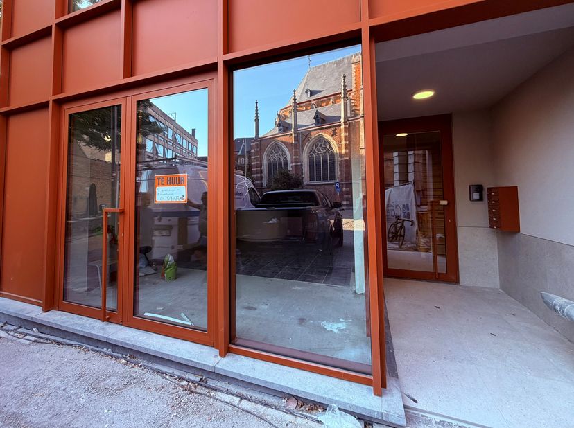 Handelspand/winkelruimte te huur in het hartje van Hasselt centrum<br />
<br />
Ban je op zoek naar een commercieel pand met maximale visibiliteit in