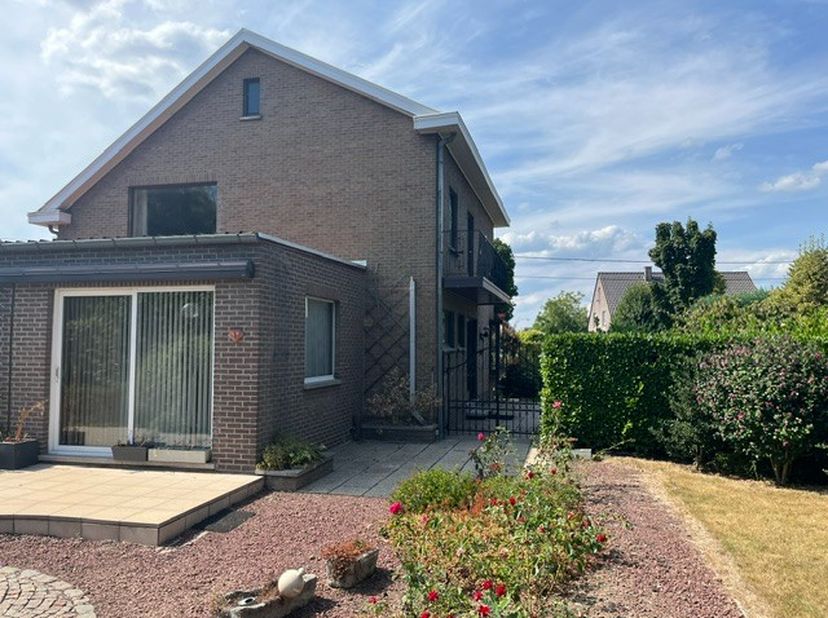 Op zoek naar een woning met karakter, ruimte en mogelijkheden? Deze charmante woning is gelegen op een uitzonderlijk ruim perceel van maar liefst 2.37