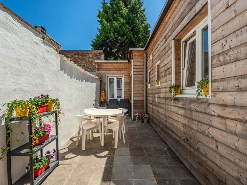 Charmant gelijkvloers appartement te koop gelegen langs de Nieuwpoortsesteenweg te Oostende, dichtbij zee en strand. <br />
<br />
Indeling:<br />
- l