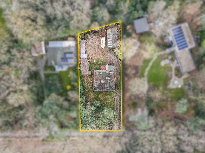 Gelegen in een uitzonderlijk rustige en groene omgeving bevindt zich deze alleenstaande bungalow op een mooi perceel van 1.092 m². De woning is versch