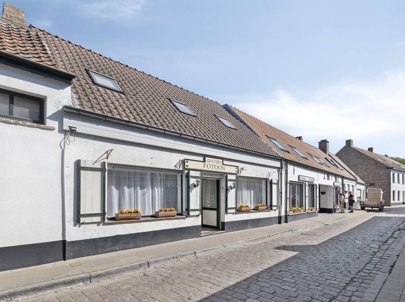 Vous recherchez une propriété qui combine parfaitement vie et affaires ? Alors cette charmante maison de commerce de Lissewege est exactement ce qu'il