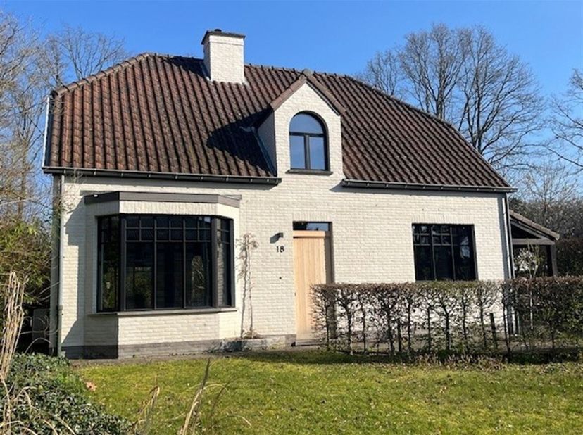 Prachtige woning met 3 slpk, grote tuin. Rustig en landelijk gelegen te Oelegem.<br />
Indeling: <br />
Gelijkvloers: inkomhal, gasten toilet, toegang